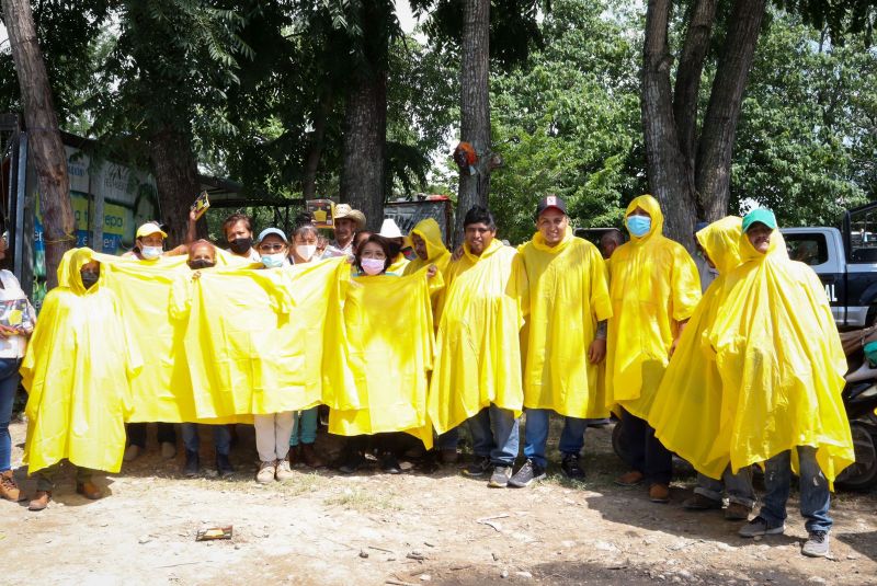 Entregan más de cien impermeables a trabajadores que limpian la ciudad