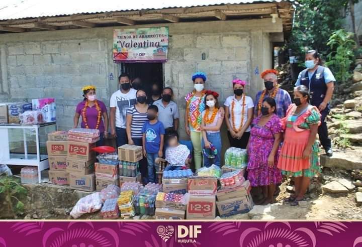 Entrega Carol Guadalupe, a niña con capacidades diferentes, una tienda de abarrotes en Xiloco