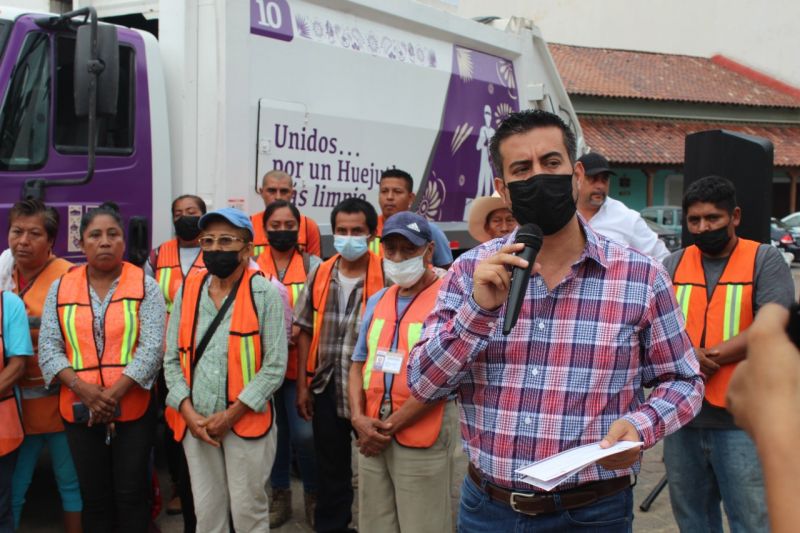 Parque vehicular, aditamentos de tránsito y alumbrado público, entrega Daniel Andrade