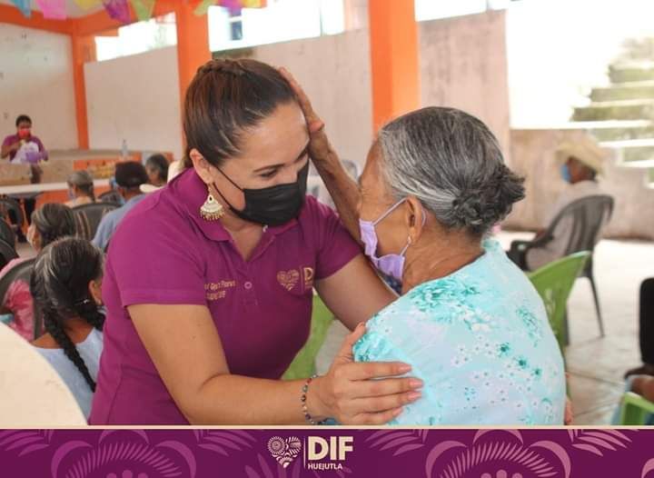 "Mercadito Contigo de Corazón" beneficia a adultos mayores