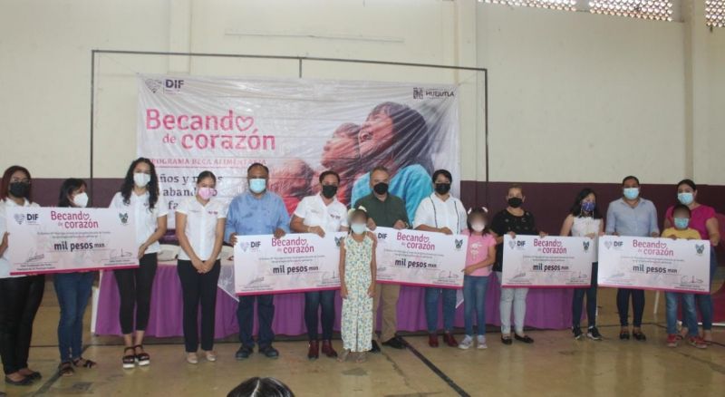 El sistema DIF municipal, entregó becas a niñas, niños y adolescentes del municipio