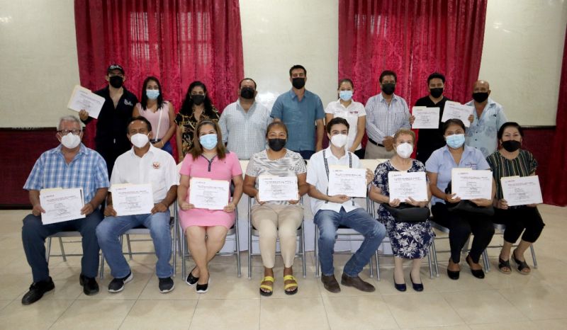 Daniel Andrade Zurutuza, entrega constancias a prestadores de servicios turísticos