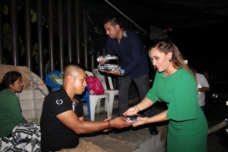 Comparte alcalde y presidenta del DIF con familiares de hospitalizados