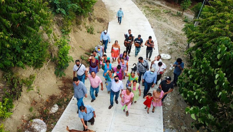 Seis comunidades recorre alcalde para inaugurar obras