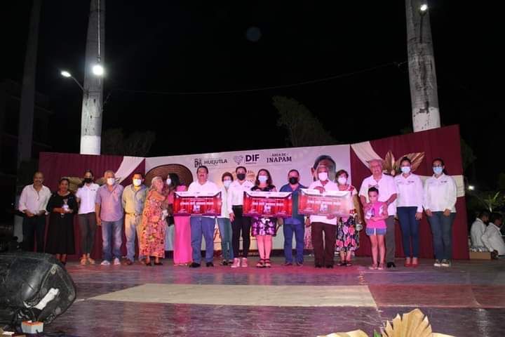 DIF HUEJUTLA FESTEJA DIA DEL ADULTO MAYOR